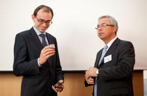 Joachim Fritz (Referatsleiter LBEG) überreicht den Wesersandstein an Referent Marek Miara